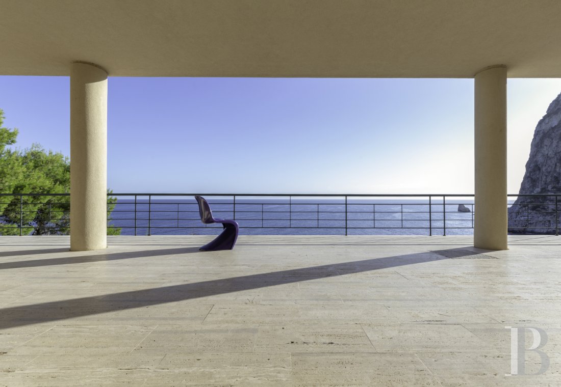 A modernist-inspired house set over the sea to the east of Palermo in Sicily - photo  n°6